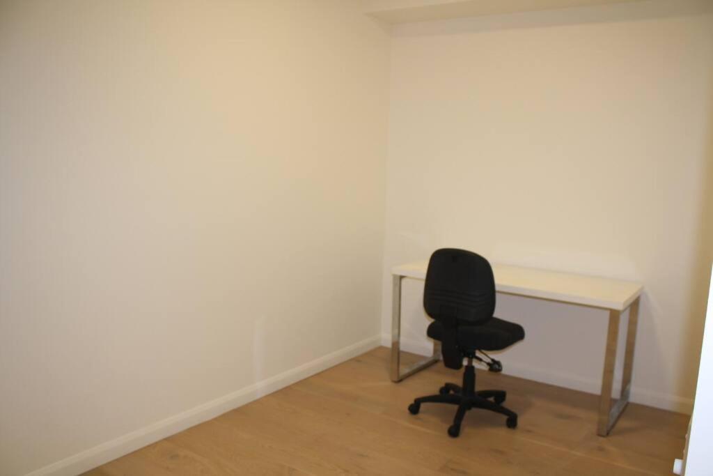 Perfect Large One Bedroom Study - Alb09518 Apartment